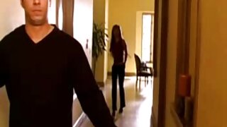 Un uomo franco scopa il buco del culo di una donna attivamente e sfacciatamente porno moglie cornuto