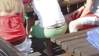 Una ragazza nuda accarezzò mariti cornuti guardoni il cazzo in cucina con la sua bocca