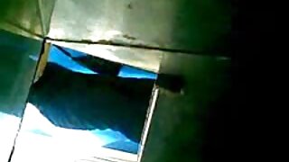 Vibratore e dildo nonno soddisfa una giovane video moglie esibizionista ragazza