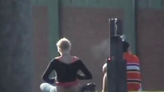 Ragazza mogli italiane vogliose in calze è seduto sul suo amante cazzo