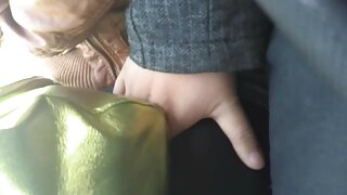Cutie gioca delicatamente il cazzo con le gambe al mogli troie e mariti cornuti suo preferito