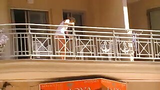 Capelli lunghi seduti porno mogli spiate sul cazzo nella posa di un cavaliere