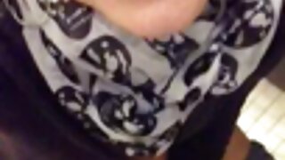 Una donna bruna con i mogli tettone troie capelli lunghi ha preso la strada in bocca
