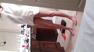 La signora dai capelli scuri si moglie italiana tradisce marito è data al marito nella figa prima di andare a letto