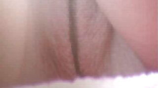 Un cattivo porno moglie amico bionda mette un vibratore nella sua figa